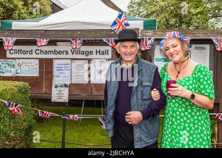 Clifford Chambers, Warwickshire, Royaume-Uni. 5th juin 2022. Le village pittoresque de Clifford Chambers a tenu aujourd'hui un Jubilé de platine dans sa salle de village. Bob Riley et Pennie Kendrick de Clifford Chambers ont profité des célébrations. Crédit : AG News/Alay Live News Banque D'Images