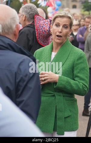 La comtesse de Wessex est vue pendant le déjeuner du grand Jubilé avec des membres de la communauté locale assis à la table longue sur la longue promenade, château de Windsor, le quatrième jour des célébrations du Jubilé de platine. Date de la photo: Dimanche 5 juin 2022. Banque D'Images