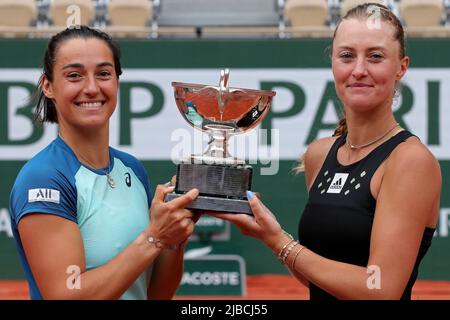 5th juin 2022; Roland Garros, Paris, France: Tournoi de tennis ouvert français, deux fois en finale; Caroline Garcia (FRA) et Kristina Mladenovic (FRA) détiennent le Trophée en tant que vainqueurs des doubles Dames Banque D'Images