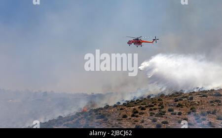 Athènes, Grèce, 4 juin 2022 : un hélicoptère de grue aérienne Erickson S-64 qui lutte contre les incendies opère à Hymettus Mount, près de la banlieue de Glyfada à Athènes. Banque D'Images