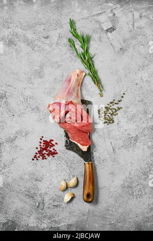 Composition avec pied d'agneau cru non cuit, jarret de jarret Banque D'Images