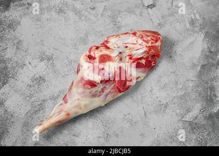 Jarret d'agneau cru sur fond gris ravin Banque D'Images