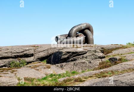 Un monument de la chaîne brisée sur la côte de la mer du Nord dans la banlieue de Kvernevik, Stavanger, Norvège, mai 2018 Banque D'Images