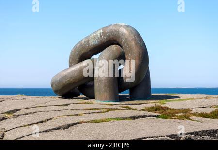 Brutt Lenke ou Broken Chain Grand monument en mémoire de l'accident de la plate-forme pétrolière offshore Alexander Kjelland, Stavanger, Norvège, mai 2018 Banque D'Images