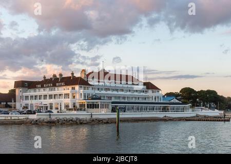 The Haven Hotel sur la péninsule de Sandbanks, Poole Harbour, Dorset, Angleterre, Royaume-Uni, vue de la mer au coucher du soleil Banque D'Images