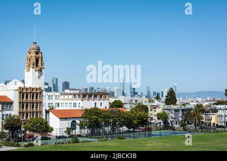 Vue sur la basilique de Mission Dolores et les gratte-ciel de San Francisco depuis Dolores Park, Californie Banque D'Images