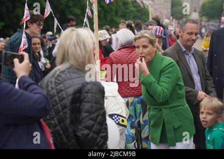 La comtesse de Wessex est vue pendant le déjeuner du grand Jubilé avec des membres de la communauté locale assis à la table longue sur la longue promenade, château de Windsor, le quatrième jour des célébrations du Jubilé de platine. Date de la photo: Dimanche 5 juin 2022. Banque D'Images