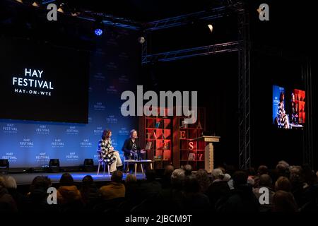 Hay-on-Wye, pays de Galles, Royaume-Uni. 5th juin 2022. 355 - Christina Lamb parle à Katya Adler au Hay Festival 2022, pays de Galles. Crédit : Sam Hardwick/Alamy. Banque D'Images