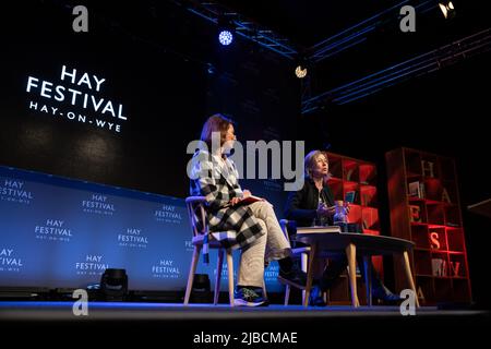 Hay-on-Wye, pays de Galles, Royaume-Uni. 5th juin 2022. 355 - Christina Lamb parle à Katya Adler au Hay Festival 2022, pays de Galles. Crédit : Sam Hardwick/Alamy. Banque D'Images