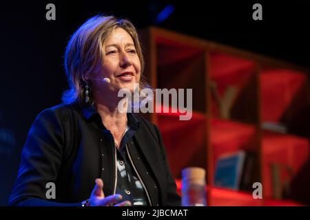 Hay-on-Wye, pays de Galles, Royaume-Uni. 5th juin 2022. 355 - Christina Lamb parle à Katya Adler au Hay Festival 2022, pays de Galles. Crédit : Sam Hardwick/Alamy. Banque D'Images