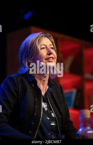 Hay-on-Wye, pays de Galles, Royaume-Uni. 5th juin 2022. 355 - Christina Lamb parle à Katya Adler au Hay Festival 2022, pays de Galles. Crédit : Sam Hardwick/Alamy. Banque D'Images