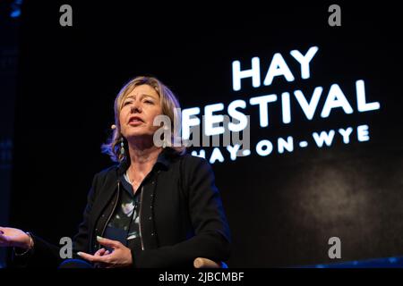 Hay-on-Wye, pays de Galles, Royaume-Uni. 5th juin 2022. 355 - Christina Lamb parle à Katya Adler au Hay Festival 2022, pays de Galles. Crédit : Sam Hardwick/Alamy. Banque D'Images