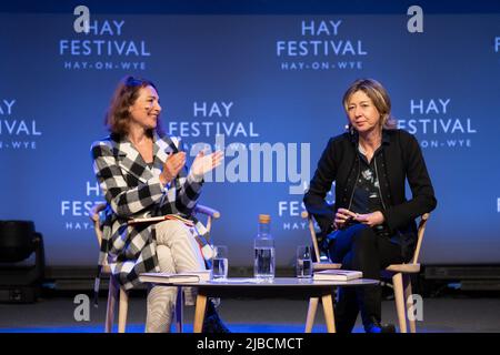 Hay-on-Wye, pays de Galles, Royaume-Uni. 5th juin 2022. 355 - Christina Lamb parle à Katya Adler au Hay Festival 2022, pays de Galles. Crédit : Sam Hardwick/Alamy. Banque D'Images