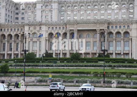 Drapeaux de l'OTAN, de la Roumanie et de l'UE devant la Maison du peuple de Bucarest, en Roumanie, le plus grand bâtiment du monde en 2nd. Siège du Parlement Banque D'Images