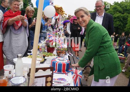 La comtesse de Wessex est vue pendant le déjeuner du grand Jubilé avec des membres de la communauté locale assis à la table longue sur la longue promenade, château de Windsor, le quatrième jour des célébrations du Jubilé de platine. Date de la photo: Dimanche 5 juin 2022. Banque D'Images