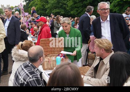 La comtesse de Wessex est vue pendant le déjeuner du grand Jubilé avec des membres de la communauté locale assis à la table longue sur la longue promenade, château de Windsor, le quatrième jour des célébrations du Jubilé de platine. Date de la photo: Dimanche 5 juin 2022. Banque D'Images