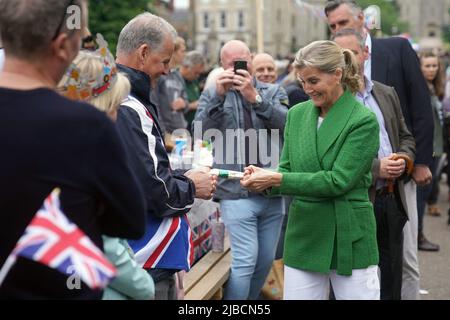 La comtesse de Wessex est vue pendant le déjeuner du grand Jubilé avec des membres de la communauté locale assis à la table longue sur la longue promenade, château de Windsor, le quatrième jour des célébrations du Jubilé de platine. Date de la photo: Dimanche 5 juin 2022. Banque D'Images