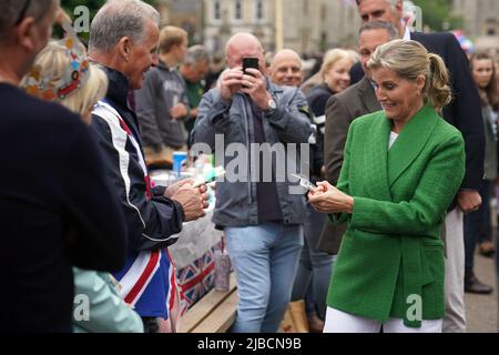 La comtesse de Wessex est vue pendant le déjeuner du grand Jubilé avec des membres de la communauté locale assis à la table longue sur la longue promenade, château de Windsor, le quatrième jour des célébrations du Jubilé de platine. Date de la photo: Dimanche 5 juin 2022. Banque D'Images