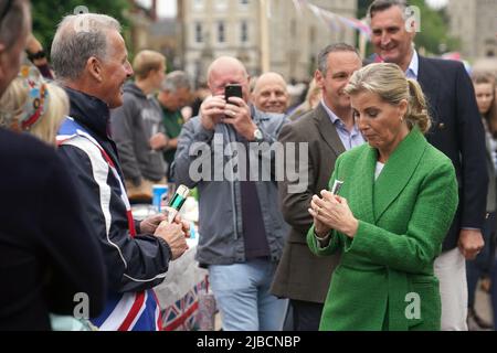 La comtesse de Wessex est vue pendant le déjeuner du grand Jubilé avec des membres de la communauté locale assis à la table longue sur la longue promenade, château de Windsor, le quatrième jour des célébrations du Jubilé de platine. Date de la photo: Dimanche 5 juin 2022. Banque D'Images