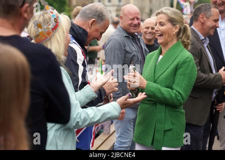 La comtesse de Wessex est vue pendant le déjeuner du grand Jubilé avec des membres de la communauté locale assis à la table longue sur la longue promenade, château de Windsor, le quatrième jour des célébrations du Jubilé de platine. Date de la photo: Dimanche 5 juin 2022. Banque D'Images