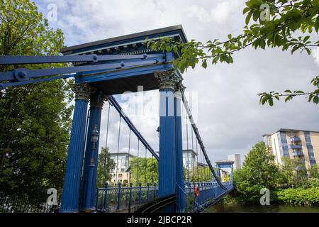 Le pont suspendu de St Andrew, peint en bleu, au-dessus de la rivière Clyde à Glasgow, en Écosse - reliant Glasgow Green et Hutchesontown. Banque D'Images