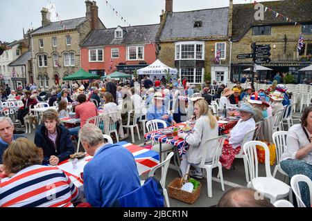 Beaminster, Dorset, Royaume-Uni. 5th juin 2022. Platinum Jubilee Street Party dans la place à Beaminster dans Dorset. Crédit photo : Graham Hunt/Alamy Live News Banque D'Images