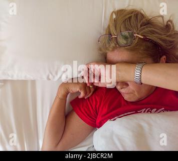 Femme dépressive couchée au lit Banque D'Images