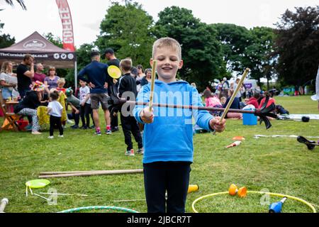 Camborne, Cornwall, Royaume-Uni. 5th juin 2022. Pique-nique dans le parc pour célébrer le Jubilé de platine de la Reine a eu lieu à Camborne, en Cornouailles. Toutes les activités ont été libres de leçons de skateboard, de spectacles acrobatiques, de cirque, de peinture faciale, etc. En 2022, sa Majesté la Reine deviendra le premier monarque britannique à célébrer un Jubilé de platine après 70 ans de service. Crédit : Keith Larby/Alay Live News Banque D'Images