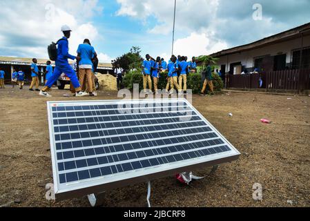 (220605) -- TIKO, 5 juin 2022 (Xinhua) -- photo prise sur 24 mai 2022 montre un panneau solaire installé dans la cour d'une école à Tiko, Cameroun. POUR ALLER AVEC "Feature: Une femme camerounaise allume les communautés rurales avec l'énergie solaire" (photo de Keppeu/Xinhua) Banque D'Images