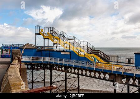 Un toboggan bosselé se dresse sur la terrasse de l'embarcadère victorien Llandudno classé 2295 ft Grade ll, dont le bâtiment a été achevé en 1878 Banque D'Images