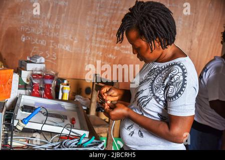 (220605) -- TIKO, 5 juin 2022 (Xinhua) -- Une femme apprend à installer des panneaux solaires à Tiko, Cameroun, 24 mai 2022. POUR ALLER AVEC "Feature: Une femme camerounaise allume les communautés rurales avec l'énergie solaire" (photo de Keppeu/Xinhua) Banque D'Images