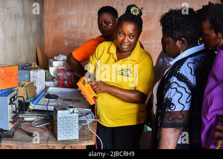 (220605) -- TIKO, 5 juin 2022 (Xinhua) -- Eposi Njoh Monyengi présente les outils utilisés pour installer des panneaux solaires aux apprenants de sexe féminin lors de son atelier à Tiko, Cameroun, 24 mai 2022. POUR ALLER AVEC "Feature: Une femme camerounaise allume les communautés rurales avec l'énergie solaire" (photo de Keppeu/Xinhua) Banque D'Images