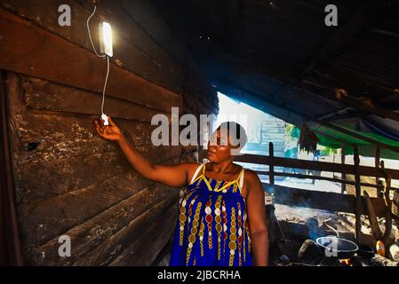 (220605) -- TIKO, 5 juin 2022 (Xinhua) -- photo prise sur 24 mai 2022 montre une femme qui allume une ampoule solaire à Tiko, au Cameroun. POUR ALLER AVEC "Feature: Une femme camerounaise allume les communautés rurales avec l'énergie solaire" (photo de Keppeu/Xinhua) Banque D'Images