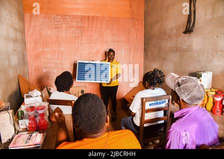 (220605) -- TIKO, 5 juin 2022 (Xinhua) -- Eposi Njoh Monyengi présente les outils utilisés pour installer des panneaux solaires aux apprenants de sexe féminin lors de son atelier à Tiko, Cameroun, 24 mai 2022. POUR ALLER AVEC "Feature: Une femme camerounaise allume les communautés rurales avec l'énergie solaire" (photo de Keppeu/Xinhua) Banque D'Images