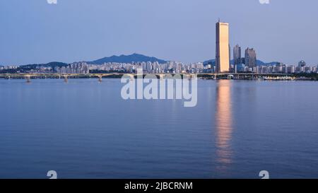 Vue au crépuscule du fleuve Han et des gratte-ciels à Yeouido à Séoul, Corée du Sud, le 31 mai 2022 Banque D'Images