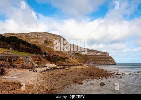 Le superbe promontoire de la Grande Orme qui jouvrait dans la mer d'Irlande est agrémenté de jardins paysagers et de terrasses couvrant les flancs sud à pente abrupte inférieurs Banque D'Images