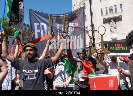 Des manifestants tenant les clés de la manifestation End apartheid - Free Palestine à Londres. Les clés symbolisent les maisons volées aux Palestiniens par Israël depuis 48. Banque D'Images