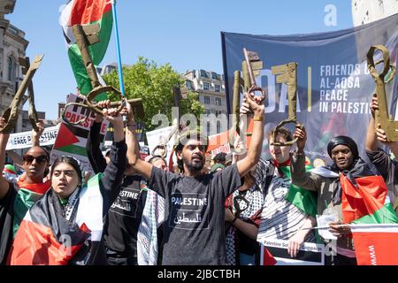 Des manifestants tenant les clés de la manifestation End apartheid - Free Palestine à Londres. Les clés symbolisent les maisons volées aux Palestiniens par Israël depuis 48. Banque D'Images