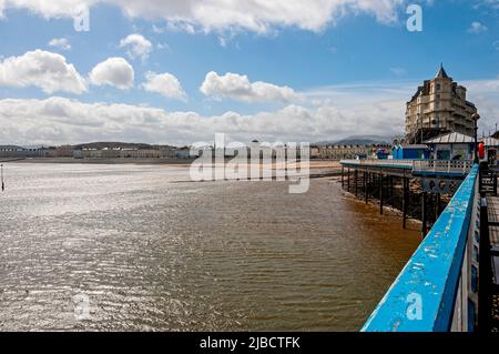 En regardant de nouveau en direction de Llandudno depuis la jetée victorienne classée Grade ll jusqu'aux montagnes au loin et l'arc des hôtels derrière la plage de sable Banque D'Images