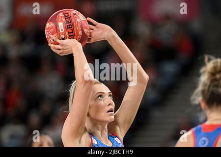 Nouvelle-Galles du Sud, Australie ; 5th juin 2022 ; Ken Rosewall Arena, Sydney, Nouvelle-Galles du Sud, Australie ; Australian Suncorp Super Netball, NSW Swifts versus West Coast Fever ; Helen Housby of the Swifts se prépare à tirer Banque D'Images