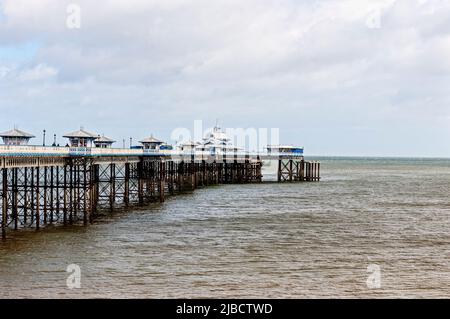 La construction de Llandudno Pier a été commencée en 1876 et achevée en 1878 et est maintenant une attraction touristique populaire avec son architecture victorienne Banque D'Images