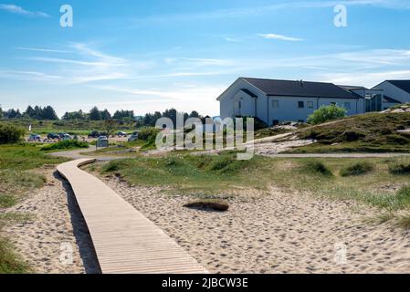 Une promenade en bois de la plage à la station Sola Strand Hotel et parking au début de l'été, Stavanger, Norvège, mai 2018 Banque D'Images