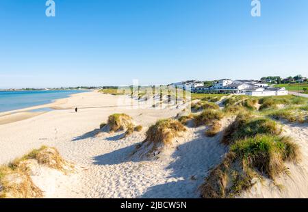 Une vue sur la longue bande de la belle plage de Sola tout en se tenant sur l'une des dunes de sable au début de l'été, Stavanger, Norvège, mai 2018 Banque D'Images