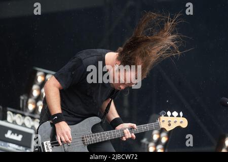05 juin 2022, Rhénanie-Palatinat, Nürburg: Justin Street, bassiste du groupe de rock australien 'Airbourne', se produit sur la scène principale du festival de rock en plein air 'Rock. Le festival est complet avec 90 000 visiteurs. Photo: Thomas Frey/dpa Banque D'Images