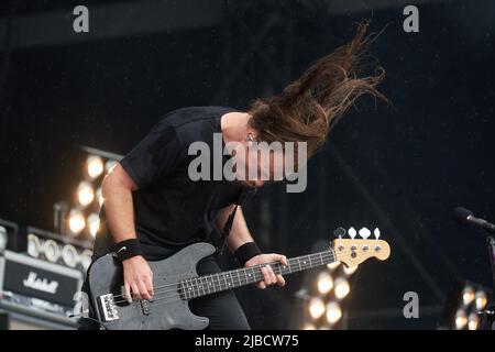 05 juin 2022, Rhénanie-Palatinat, Nürburg: Justin Street, bassiste du groupe de rock australien 'Airbourne', se produit sur la scène principale du festival de rock en plein air 'Rock. Le festival est complet avec 90 000 visiteurs. Photo: Thomas Frey/dpa Banque D'Images