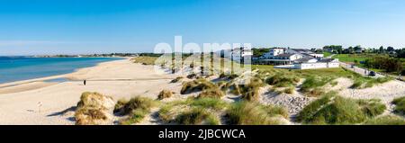 Hôtel de villégiature sur la belle plage de Sola avec des dunes de sable au début de l'été, Stavanger, Norvège, mai 2018 Banque D'Images