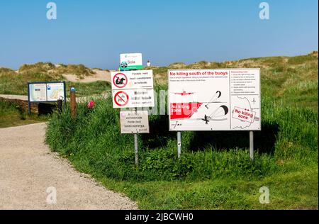 Panneaux de restriction d'avertissement à l'entrée de la plage de Sola Strand, Stavanger, Norvège, mai 2018 Banque D'Images