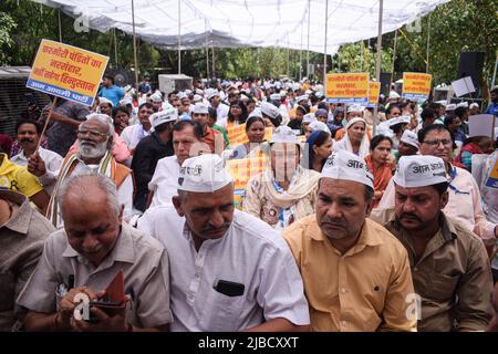 Des partisans du Parti AAM Aadmi lors d'une manifestation organisée par le Parti AAM Aadmi contre les récents meurtres d'Hindous du Cachemire. (Photo de Kabir Jhangiani/Pacific Press) Banque D'Images