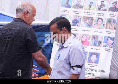 Delhi, Inde. 05th juin 2022. Le ministre en chef de Delhi, Arvind Kejriwal, quitte le site de protestation après avoir respecté les Hindous de Kashmiri lors d'une manifestation organisée par le parti AAM Aadmi contre les récents meurtres d'Hindous de Kashmiri au Cachemire. (Photo de Kabir Jhangiani/Pacific Press) crédit: Pacific Press Media production Corp./Alay Live News Banque D'Images