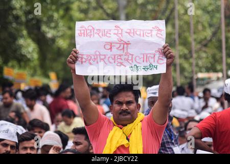 Delhi, Inde. 05th juin 2022. Un homme tient une pancarte à une manifestation organisée par le parti AAM Aadmi contre les récents meurtres des Hindous du Cachemire. (Photo de Kabir Jhangiani/Pacific Press) crédit: Pacific Press Media production Corp./Alay Live News Banque D'Images